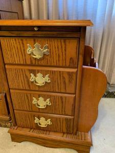 lot 2082 image: Side table magazine rack