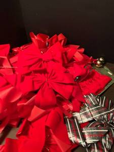 lot 2122 image: Assorted Christmas bows