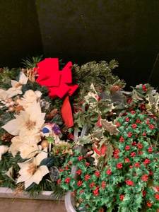 lot 2124 image: Assorted Christmas greenery