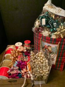 lot 2132 image: Christmas bows and ribbon