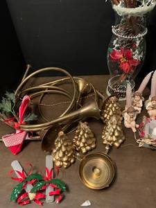 lot 2135 image: Christmas decor