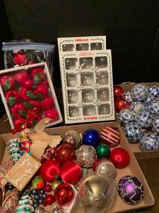 lot 2151 image: Assorted Christmas ornaments