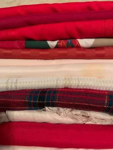 lot 2168 image: Assorted tablecloth