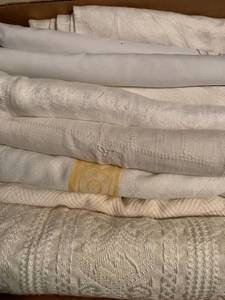 lot 2169 image: Assorted tablecloth