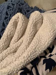 lot 2171 image: Throw blankets