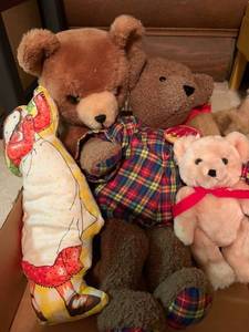 lot 2176 image: Stuffed animals