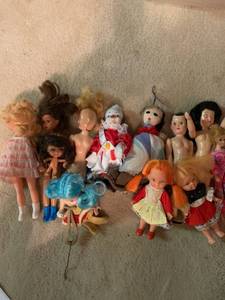 lot 2178 image: Assorted small dolls