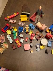 lot 2180 image: Assorted mini dolls and toys