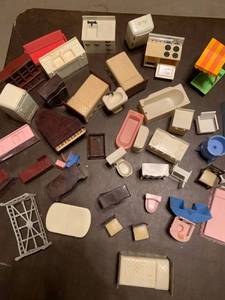 lot 2182 image: Assorted dollhouse toys