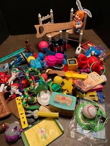 lot 2190 image: A lot of grab bag toys