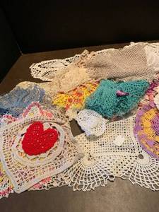 lot 2205 image: Assorted doilies