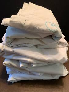 lot 2212 image: Assortment of twin size sheets