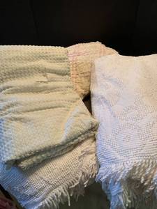 lot 2218 image: Assorted bedspreads