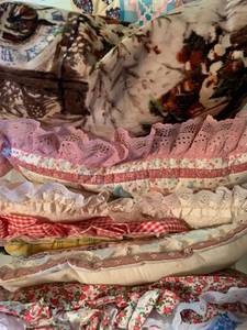 lot 2220 image: Assorted pillows