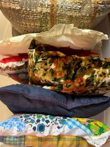 lot 2221 image: Assorted pillows