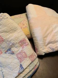 lot 2222 image: Assorted quilts