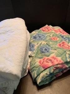 lot 2223 image: Twinfull bedspread and mattress pads