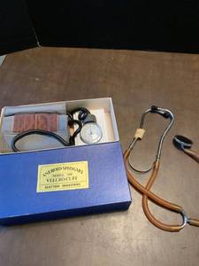 lot 2253 image: Stethoscope and blood pressure monitor
