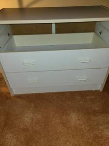 lot 3313 image: 3 drawer cabinet. Missing top drawer. 24 x 32 x 16