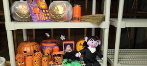 lot 3450 image: Halloween Decor