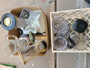 lot 4052 image: For the CRAFTER....4 Blenders and Extra Pitchers. These have been used for ARTS AND CRAFTS