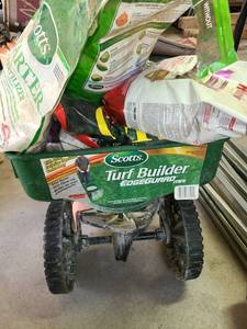 lot 4060 image: Scotts Turf Builder. Seeder and 4 bags of feed and seed