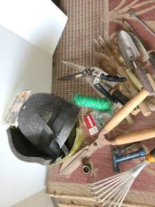 lot 4067 image: Gardening Tools. Hand Tools, Knee Pads, Bucket, Floral Tape and Wire