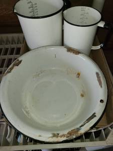 lot 4081 image: Enamel Ware Pan, Measuring Cups and Bowl