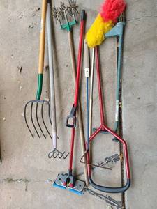 lot 4127 image: Trash Can with Various Tools .. Pitch Fork, Hoe, WEED HOUND, Duster, And other miscellaneous items