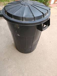 lot 4130 image: 32 Gallon Trash Can with Lid