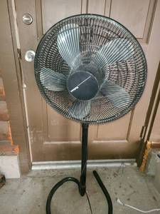 lot 4138 image: HOLMES Pedestal Fan. Black. WORKS GREAT