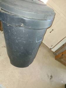 lot 5015 image: 32 Gallon Plastic Trash Can with Lid.
