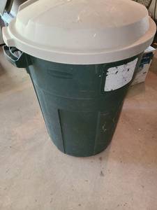 lot 5029 image: 32 Gallon Rubbermaid Trash Can with a Lid