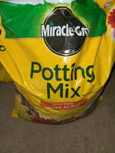 lot 5036 image: 5 Bags MIRACLE GROW Potting Soil. 25 Dry QT