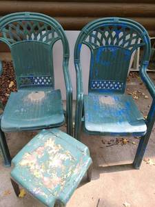 lot 5101 image: 2 Green Plastic Lawn Chairs with small table. NEEDS TLC