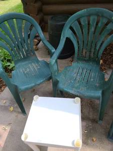 lot 5102 image: 2 Plastic Lawn Chairs and small table