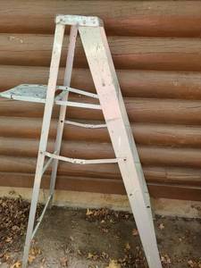 lot 5106 image: 5FT. Aluminum Step Ladder