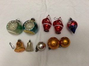 lot 1531 image: Vintage Christmas ornaments