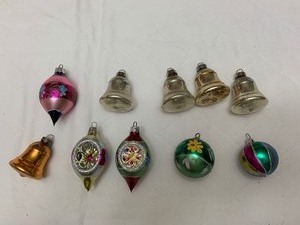 lot 1532 image: Vintage Christmas ornaments