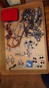 lot 9554 image: MISC. JEWELRY