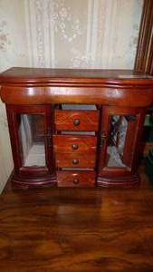lot 9559 image: JEWELRY BOX
