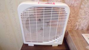 lot 9572 image: SMALL PORTABLE FAN