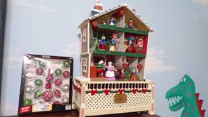 lot 9589 image: HOLIDAY DECOR