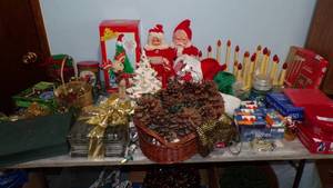 lot 9591 image: TABLE FULL OF HOLIDAY DECOR