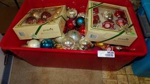 lot 9638 image: HOLIDAY DECOR