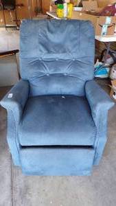 lot 9678 image: POWER RECLINERLIFT CHAIR - LIGHTLY USED