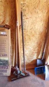 lot 9735 image: YARD TOOLS