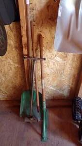 lot 9742 image: YARD CARE TOOLS