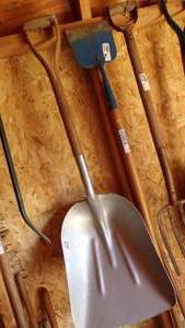 lot 9743 image: ALUMINUM SCOOP SHOVEL