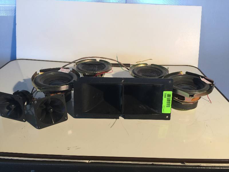 lot 3081 image: lot of audio speakers